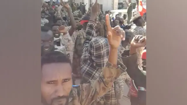 የሱዳን ጦር አባላት ከከበባ ሲወጡ