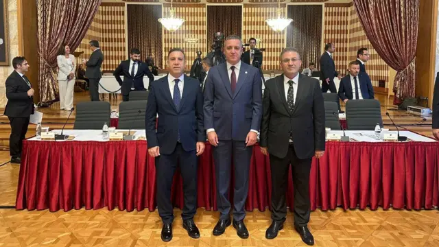 TBB Başkanı Erinç Sağkan diğer baro başkanları ile birlikte koyu renk takım elbiseli bir halde masa önünde ayakta yan yana poz veriyor