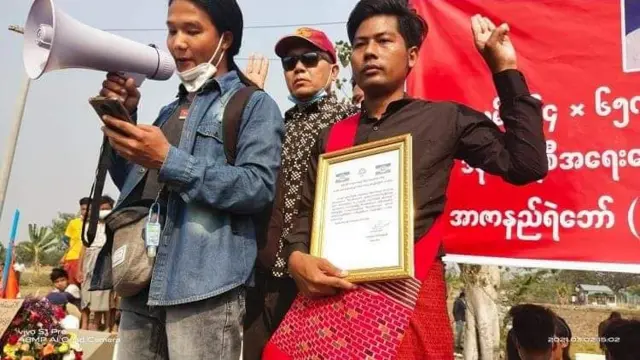 ၂၀၂၁ ခုနှစ် စစ်အာဏာသိမ်းမှုကို ဆန့်ကျင်ကြောင်း ဆန္ဒထုတ်ဖော်နေတဲ့ ကိုသက်နှင်းအောင် (ညာ) 