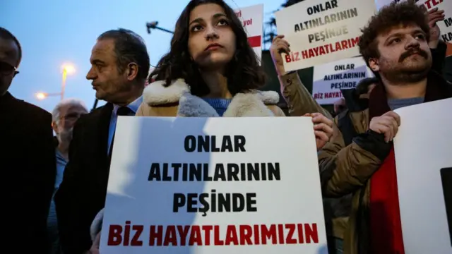 Toprak kaymasından sonra altın madenciliği ilgili çeşitli illerde protesto gösterileri düzenlendi.