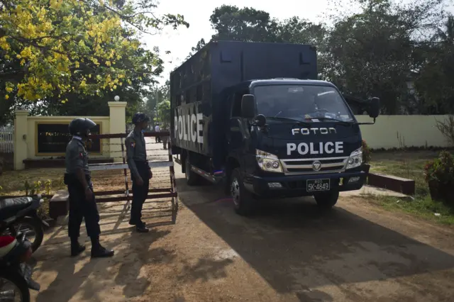 ဒိုက်ဦး​ထောင်က နိုင်ငံ​ရေးအကျဥ်းသား​တွေ​သေဆုံး​ကြောင်း မိသားစုဝင်တွေဆီ ဆက်တိုက်အ​ကြောင်းကြား