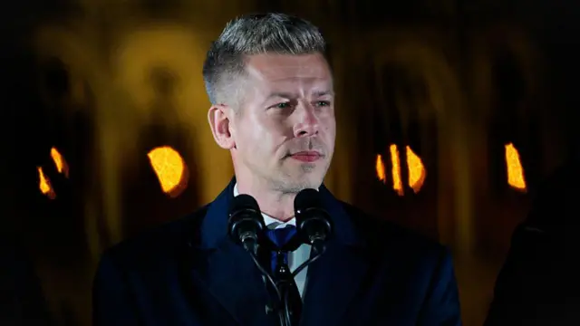 Péter Magyar en una rueda de prensa