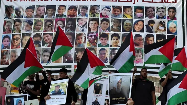 Manifestantes levantam bandeiras nacionais durante um comício na cidadebingo de roletaRamallah, na Cisjordânia ocupada,bingo de roletaapoio a Gaza e aos prisioneiros palestinos nas prisões israelenses,bingo de roleta14bingo de roletanovembrobingo de roleta2023