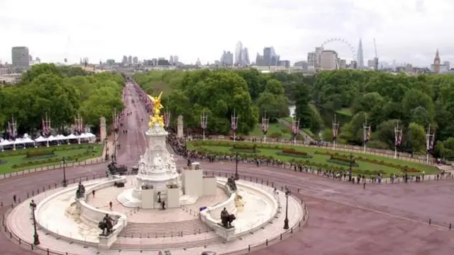 Njem ngagharị ga-ebido na Buckingham Palace ruo Westminster Hall