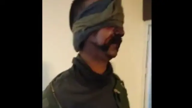 భారత పైలట్‌ను పట్టుకున్నామంటూ పాకిస్తాన్ సైన్యం ట్వీట్ చేసిన వీడియో నుంచి తీసిన చిత్రం ఇది. దీనిని బీబీసీ స్వతంత్రంగా ధ్రువీకరించడం లేదు.