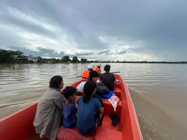 ကယ်ဆယ်ရေးရေယာဉ်ပေါ်က မိသားစု နဲ့ ကယ်ဆယ်ရေးအဖွဲ့ဝင်တွေ