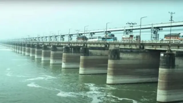 ভারতের ফারাক্কা ব্যারাজে শতাধিক গেইট বা দরজা আছে