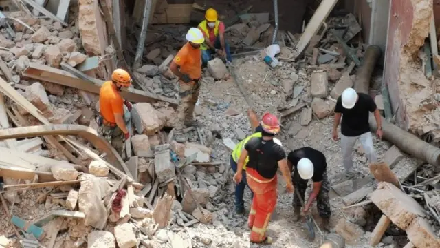 امروز جمعه نیروهای امدادی شیلی و لبنان به گروههای هفت نفری تقسیم شدهاند تا در محل شنیده شدن ضربان قلب خرابیها را کنار بزنند