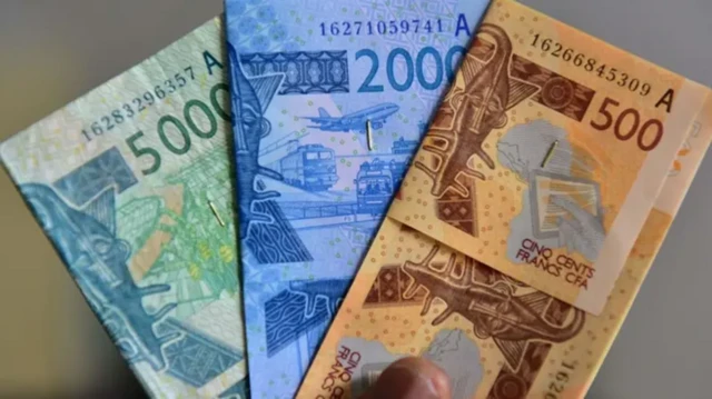 Billets de francs CFA, de 5000, 2000 et 500.