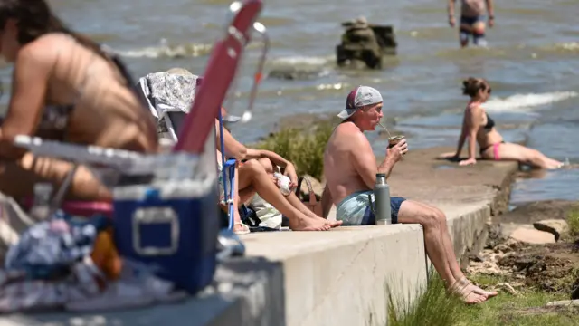 људи одмарају на плажи 