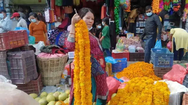 लक्ष्मी पूजाको दिन बिहीबार कालिमाटी चोकमा सयपत्री फूल बेच्न ग्राहकको प्रतिक्षामा बसेका व्यापारी ।