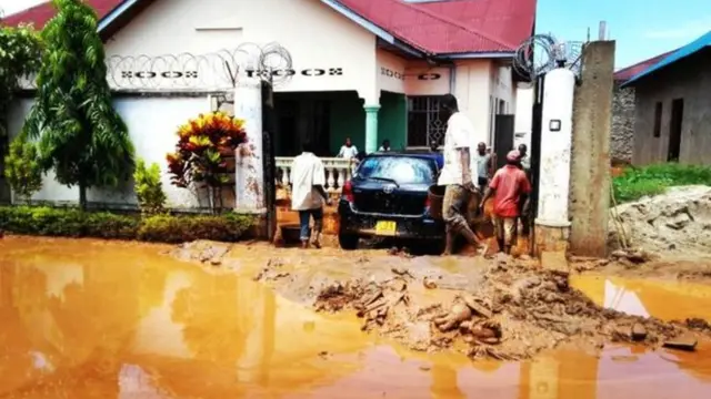 Imvura igwa muri karitiye ya Carama yonona amabarabara n'amazu