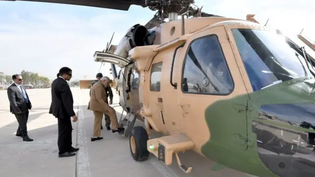 જોર્ડનના હેલિકૉપ્ટરમાં બેસતી વખતે વડાપ્રધાન મોદી