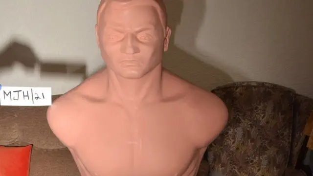 Boneco para treino de artes marciais usado por Mirza