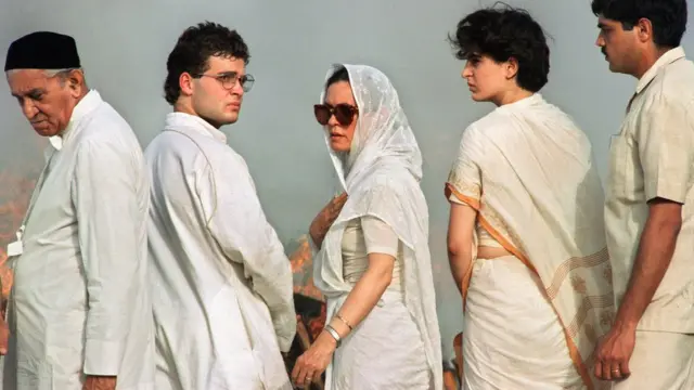 ভাই রাহুল ও মা সোনিয়ার সঙ্গে প্রিয়াঙ্কা গান্ধী। বাবা রাজীব গান্ধীর শেষকৃত্যানুষ্ঠানে। মে, ১৯৯১