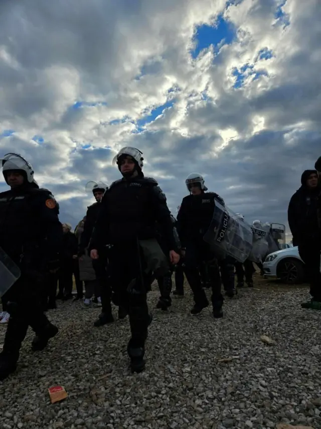 policija na protestu protiv kolektora u Zeti