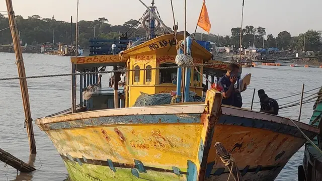 బంగ్లాదేశ్‌లో చిక్కుకున్న మత్స్యకారుల బోటు