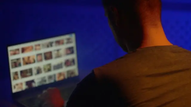 ஆபாச படம் மூலம் காதல் மோசடி