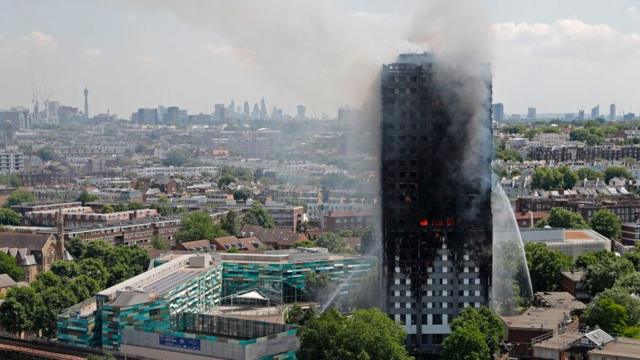 ภาพไฟไหม้อาคารแกรนเฟลล์ทาวเวอร์ ในกรุงลอนดอนของอังกฤษที่เกิดขึ้นเมื่อต้นสัปดาห์ที่ผ่านมา