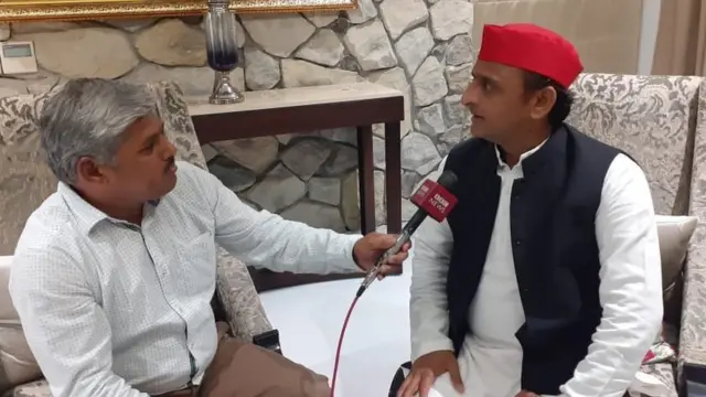 अखिलेश यादव से बात करते समीरात्मज मिश्र