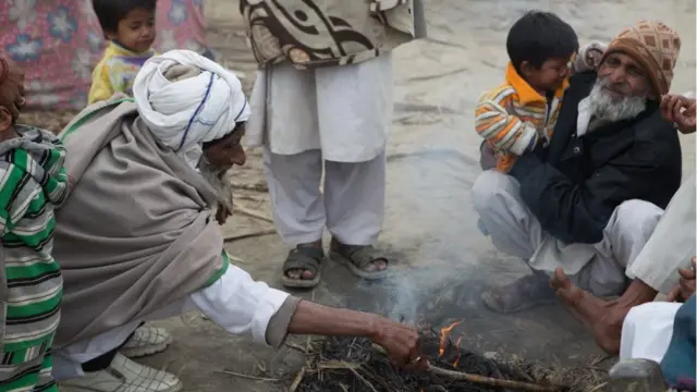 কয়েক বছর আগে ভারতের উত্তর প্রদেশে সাম্প্রদায়িক দাঙ্গার পর একটি উদ্বাস্তু শিবিরে বাস্তুহারা মুসলিম পরিবারের কয়েকজন।