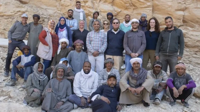 د (نوي سلطنت) څېړنې بنسټ او د مصر د لرغونو اثارو وزارت هغه ګډه څېړنډله چې مقبره یې کشف کړه