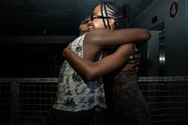 Àwọn ọ̀rẹ́bìnrin méjì tó dìmọ́ ara wọn