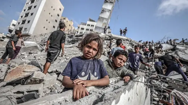 Niños en los escombros de una de las torres destruidas