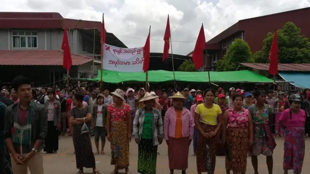 အလုပ်သမား သပိတ်ဖြိုခွဲမှာစိုးရိမ်လို့ တက်ကြွလှုပ်ရှားသူနဲ့ ရပ်ရွာက အားဖြည့်ကာကွယ်