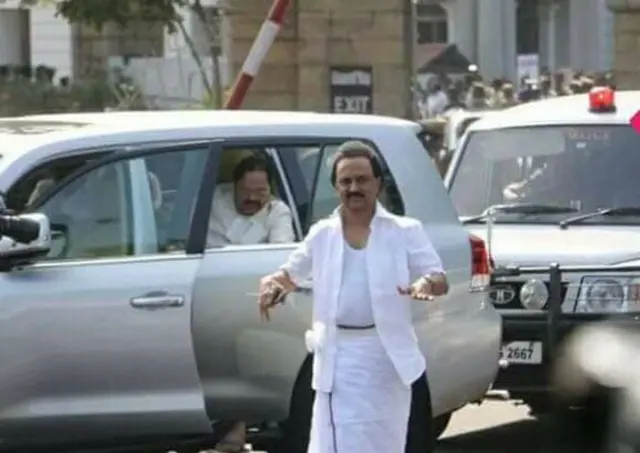 சட்டப்பேரவையில் மு.க.ஸ்டாலின் சட்டை கிழிப்பு (புகைப்படத் தொகுப்பு)