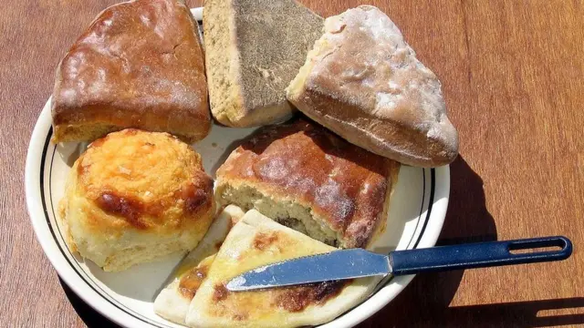 Разные лепешки на тарелке.