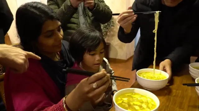 王琪的印度儿媳妇和小孙女也好奇地品尝陕西手擀面和面片汤