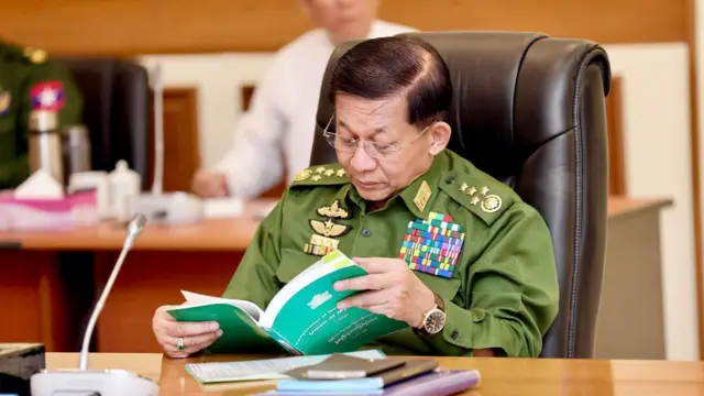 ယာယီသမ္မတတာဝန်တွေကို ဗိုလ်ချုပ်မှူးကြီးမင်းအောင်လှိုင် ရယူလိုက်တာက ဖွဲ့စည်းပုံအခြေခံဥပဒေနဲ့ညီတယ်လို့ စစ်ကောင်စီ ပြော