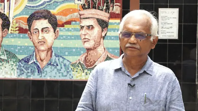 ডাকসু ভবনের সামনে দাঁড়িয়ে আছেন ১৯৮৯-৯০ সনে নির্বাচিত ডাকসুর সাধারণ সম্পাদক মুশতাক হোসেন