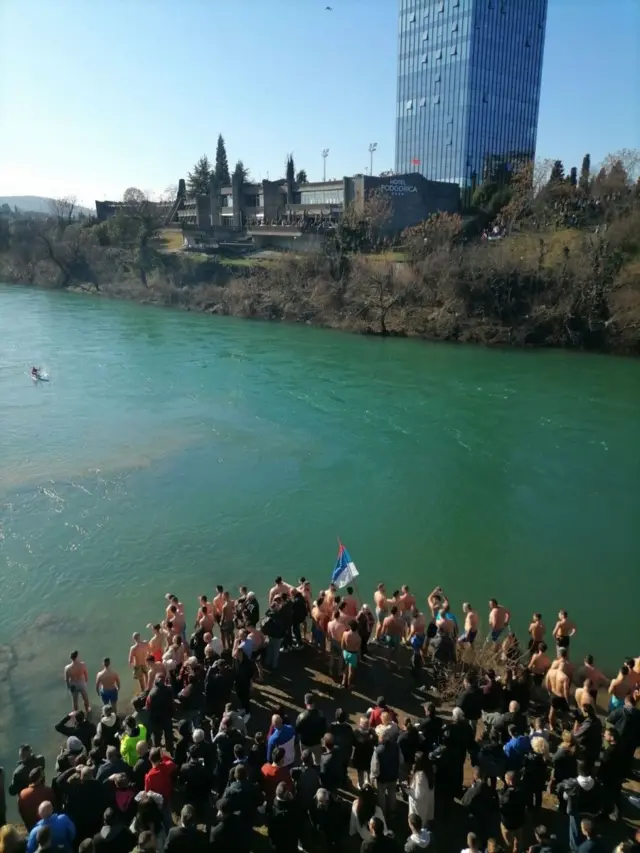 пливање за часни крст у реци морачи у подгорици