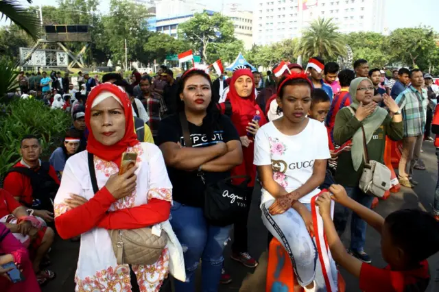 Masyarakat sangat antusias menyaksikan upacara peringatan HUT ke-73 Kemerdekaan Republik Indonesia di luar Istana Kepresidenan, Jakarta, pada 17 Agustus 2018.