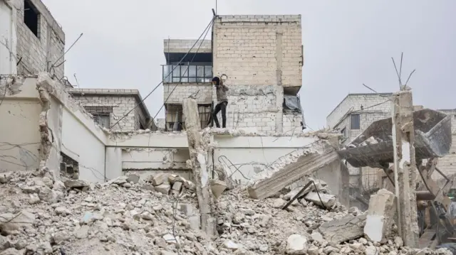 सीरिया के दौमा में मची तबाही की एक तस्वीर