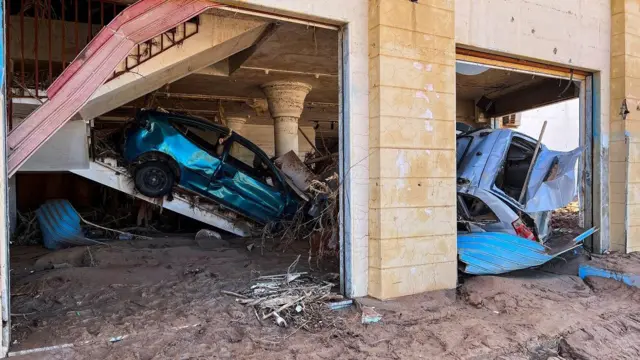 поврежденные автомобили после сильного шторма и проливных дождей в Дерне