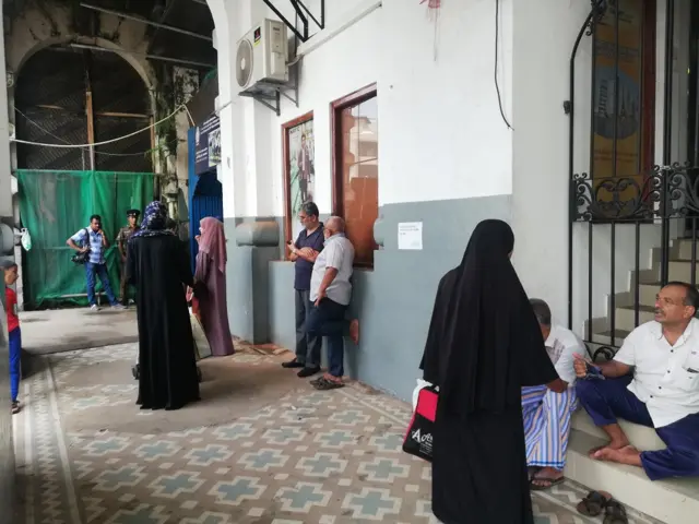 முஸ்லிம் கைதிகளை பார்வையிட வரிசையில் காத்திருக்கும் உறவுகள்