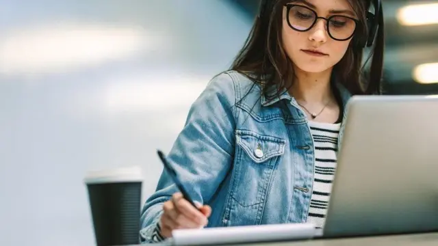 ઑફિસમાં કામ કરતી યુવતીની પ્રતીકાત્મક તસવીર