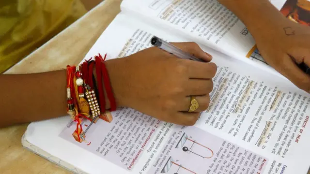 பாலியல் வழக்கில் சிக்கிய தலைமை ஆசிரியர் கர்நாடகாவில் இருந்து தமிழகத்திற்கு மாற்றம்