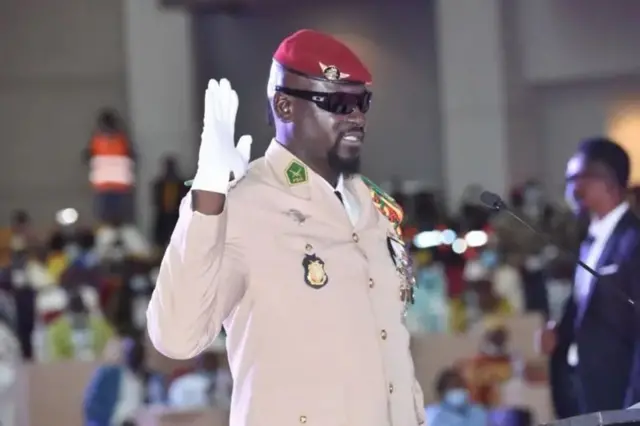 Mamady Doumbouya, kiongozi wa kijeshi wa Guinea, wakati wa hafla ya uapisho wake kuwa rais wa mpito, Oktoba 1, 2021 mjini Conakry.