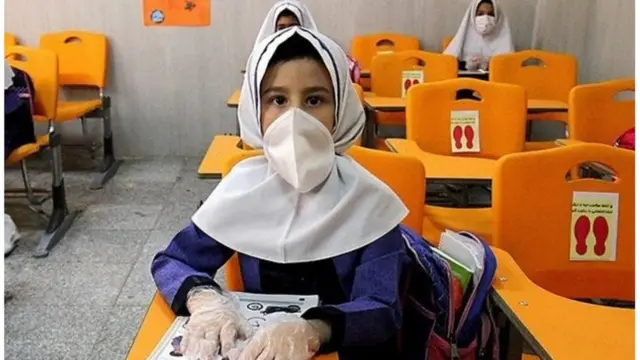 رئیس سازمان نظام پزشکی ایران تصمیم به بازگشایی مدارس را مخاطره آمیز خوانده است