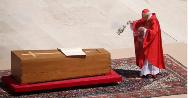 Cardinal Giovanni Battista Re, lasiko ti isin n lọ, fi omi mimọ ya posi Pope si mimọ. 