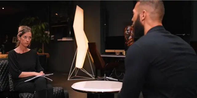 أندرو تيت في مقابلة سابقة مع بي بي سي