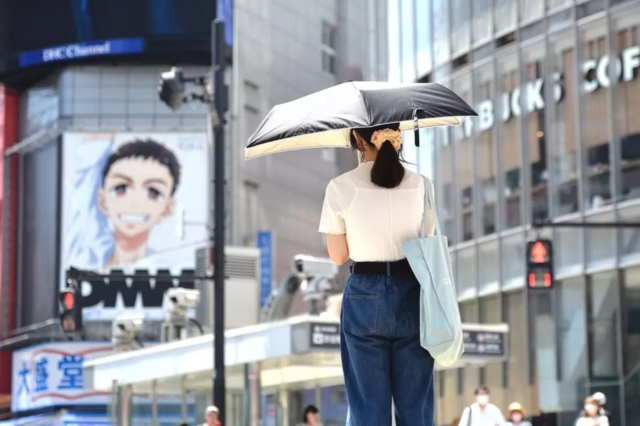 Mulher usando guarda-chuva paradabetano bonus de boas vindasrua no Japão