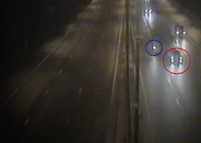 关键时刻：摩托车准备超过Mini的那一刻。