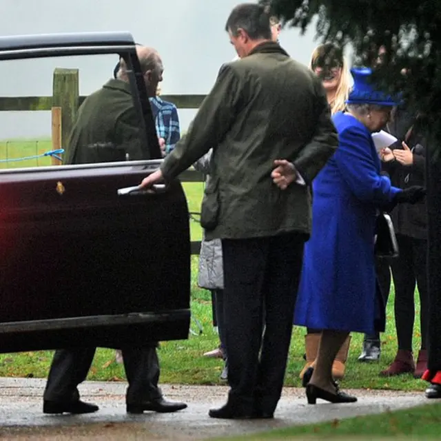 королева Елизавета и принц Филипп выходят из машины