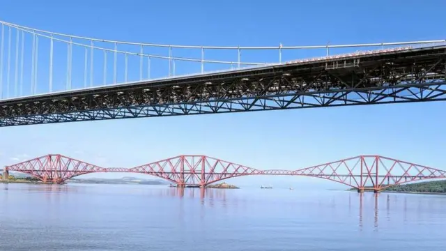 ফোর্থ রোড ব্রিজের কাছ থেকে নীল আকাশের ছবি তুলেছেন অ্যালাস্টেয়ার নান।