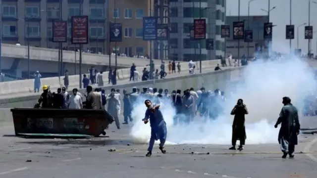 د عمران خان له نیول کېدو وروسته پراخ احتجاجونه شوي وو.